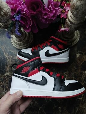 Jordan 1 Mid Black-Toe Basketball/Streetwear Shoes Size 3 YouthGreat Unisex